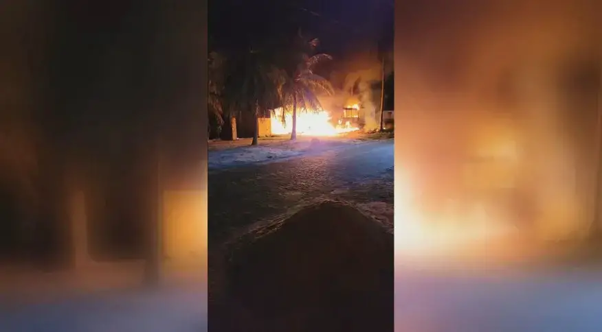 Na comunidade de Santa Luzia no município de Touros, uma moradora gravou um ônibus sendo incendiado / Reprodução