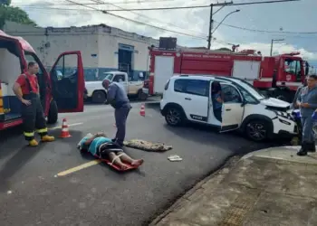 Motociclista recebe atendimento dos bombeiros (Fotos: Rubens Melo para o RP10)