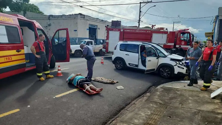 Motociclista recebe atendimento dos bombeiros (Fotos: Rubens Melo para o RP10)