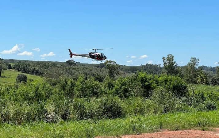 Helicóptero Águia fazendo buscas por suspeitos de matar homem em Monte Aprazível — Foto: Divulgação/Monte Aprazível Notícias