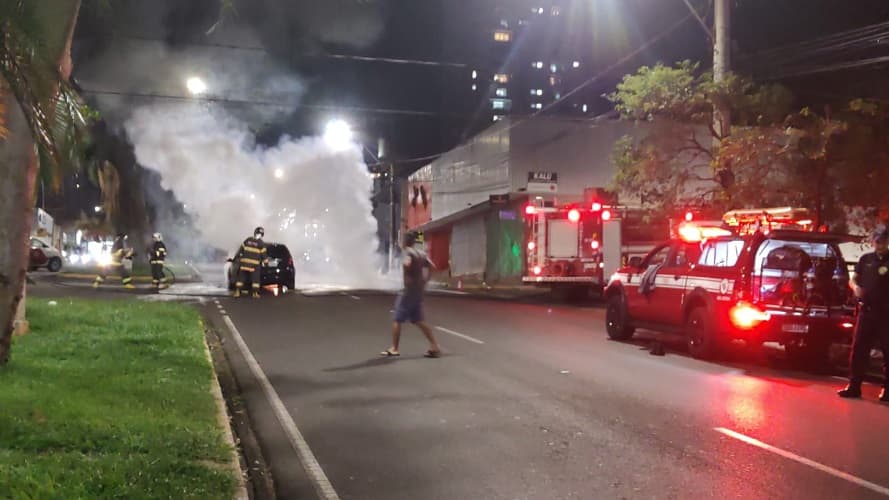 Bombeiros apagaram fogo em veículo na avenida Brasília (Fotos: Lucas Marques para o RP10)