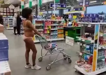 professora vestindo calcinha e sutia em hipermercado