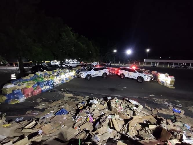 Agentes da PM encontraram 12 toneladas de maconha em carreta na Rodovia Raposo Tavares (Foto: SSP-SP)