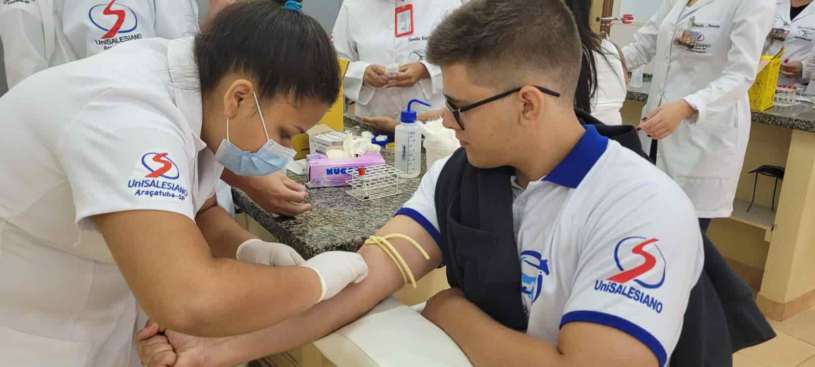 Nesta semana, os alunos  coletaram sangue com o objetivo de separação do soro para titulação das amostras para verificação da imunidade - Foto: DIvulgação