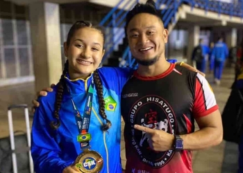 Maria Eduardo exibe a medalha ao lado do técnico Fábio Hisatugo - Foto: Divulgação