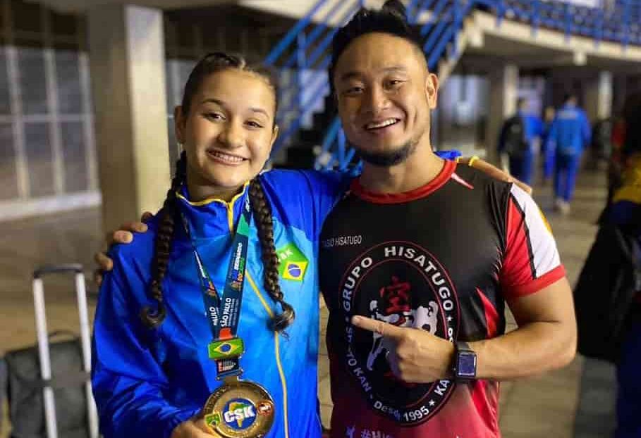 Maria Eduardo exibe a medalha ao lado do técnico Fábio Hisatugo - Foto: Divulgação