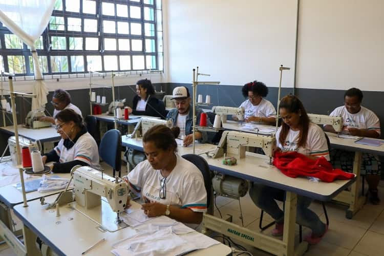 Alunos do curso de costureiro avançado do Fundo Social de São Paulo deverão produzir mais de 4 mil conjuntos de agasalhos (Divulgação)