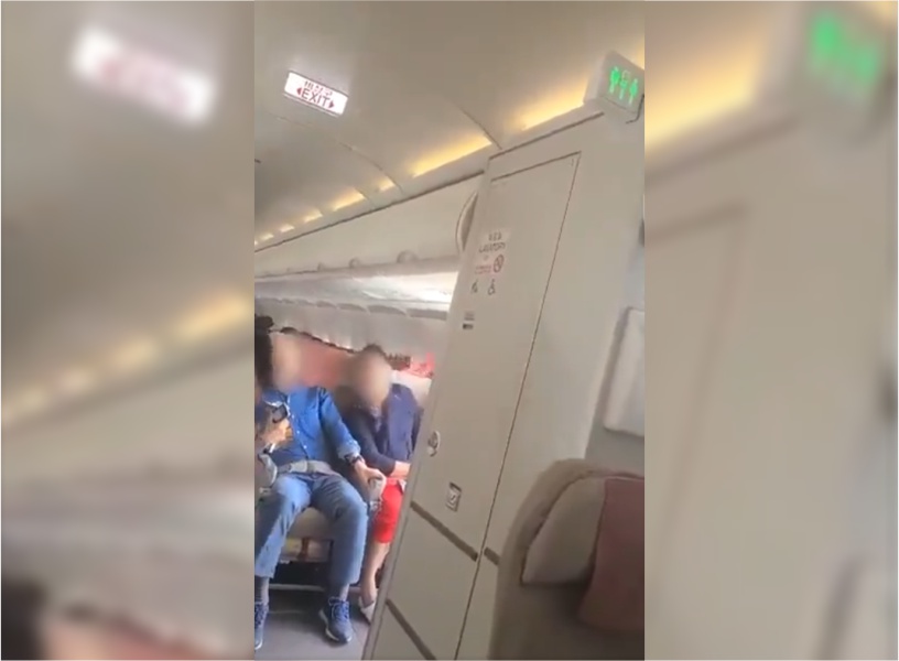 homem abre porta de aviao