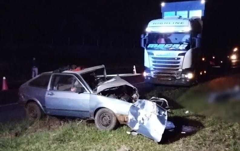 Motorista bateu contra caminhão e morreu na rodovia BR-153 em Onda Verde — Foto: Polícia Rodoviária Federal/Divulgação