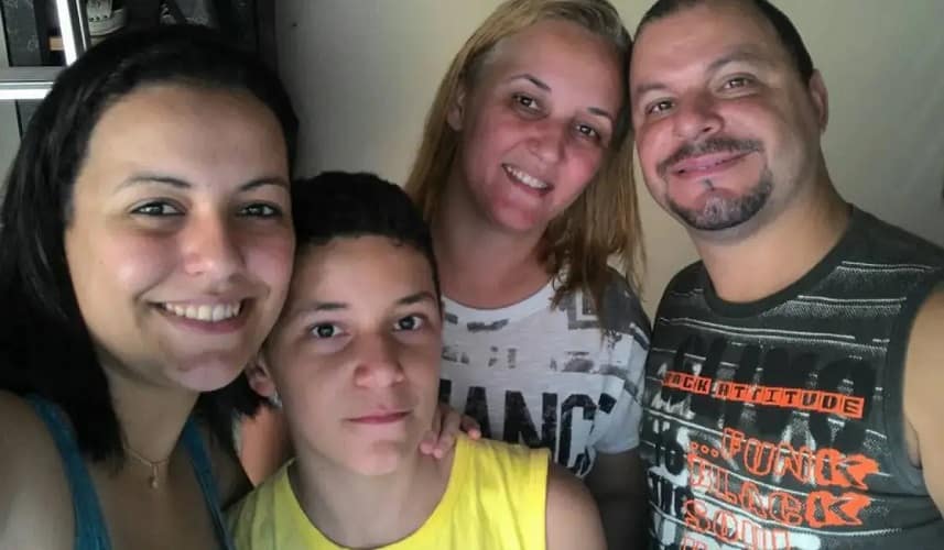 Anaflávia Martins com a família (Reprodução: Redes Sociais)