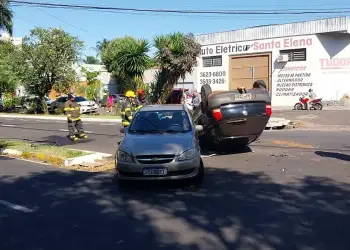 Acidente ocorreu na avenida Waldemar Alves, em Araçatuba (Fotos: Silvio Romeiro/ Araçatuba Acontece)