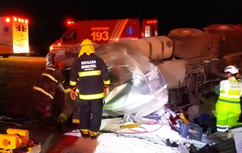 Caminhoneiro morreu em acidente na rodovia Marechal Rondon, em Castilho (SP) — Foto: Brigada de Castilho/Divulgação