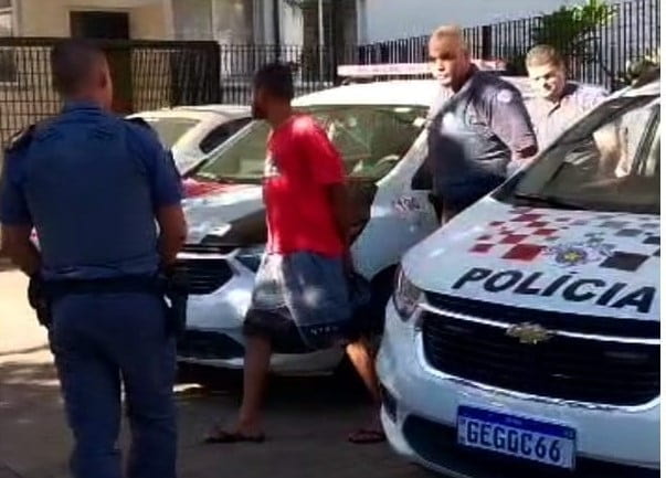 Momento em que o acusado era apresentado no plantão policial de Araçatuba (Foto: Silvio Romeiro/ Araçatuba Acontece)