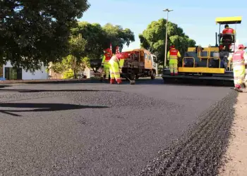 homens recapeando avenida