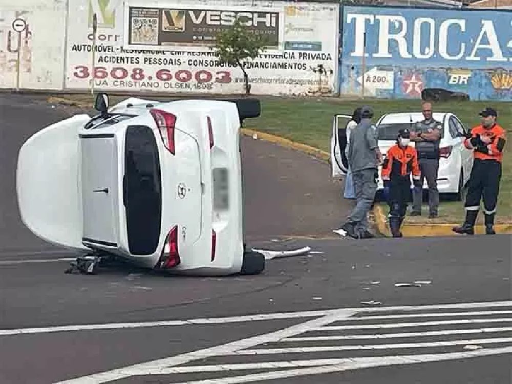 carro capota em aracatuba