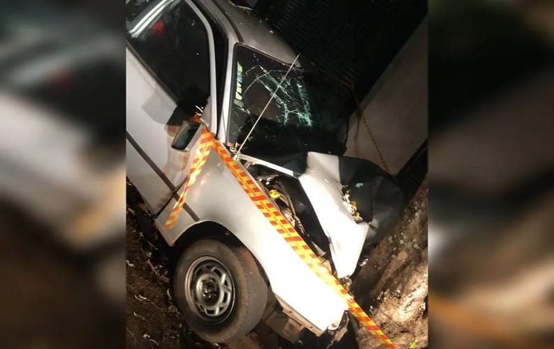 Carro ficou destruído após bater contra árvore em José Bonifácio — Foto: Arquivo Pessoal