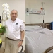 O casal Júnior Geralde e Salete ao lado do provedor do hospital, Petrônio Pereira Lima - Foto: Divulgação