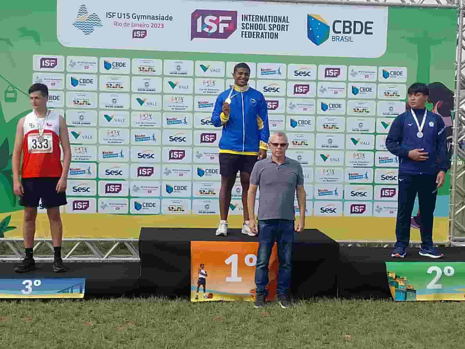 Alberto Rodrigues dos Santos acaba de ser campeão de lançamento de disco nos Jogos Mundiais Escolares Sub-15