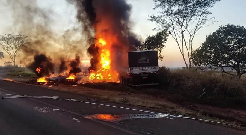 Motorista morre carbonizado ao bater de frente contra carreta em ultrapassagem proibida em Penápolis — Foto: Arquivo pessoal/ g1