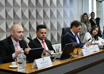 Comissão Parlamentar Mista de Inquérito dos Atos de 8 de Janeiro de 2023 (CPMI - 8 de Janeiro) realiza reunião para ouvir hacker, alvo de investigação que apura a inserção de dados falsos sobre ministro do Supremo Tribunal Federal (STF) no Banco Nacional de Monitoramento de Prisões do Conselho Nacional de Justiça (CNJ). As inserções teriam sido feitas em janeiro deste ano, antes dos atos antidemocráticos. 

Mesa:
hacker Walter Delgatti Neto em pronunciamento;
advogado do depoente, Ariovaldo Moreira;
presidente da CPMI do 8 de Janeiro, deputado Arthur Oliveira Maia (União-BA);
relatora da CPMI do 8 de Janeiro, senadora Eliziane Gama (PSD-MA).

Foto: Geraldo Magela/Agência Senado