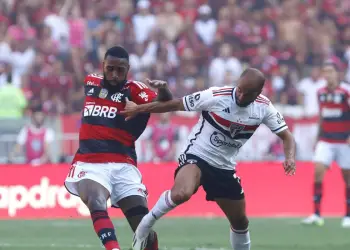 Jogadores do São Paulo e Flamengo disputando bola