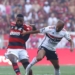 Jogadores do São Paulo e Flamengo disputando bola