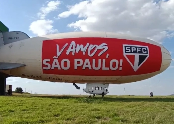 Dirigível do São Paulo saindo de galpão