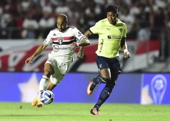 Lucas Moura parte para o ataque e recebe forte marcação da LDU –
Foto: Divulgação / Conmebol / Jogada10