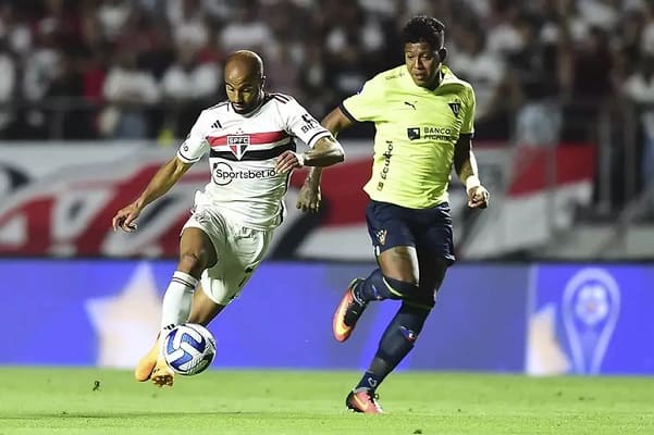 Lucas Moura parte para o ataque e recebe forte marcação da LDU –
Foto: Divulgação / Conmebol / Jogada10