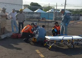 Momento em que trabalhador é socorrido dentro do  recinto da Expô de Araçatuba