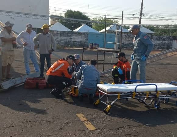 Momento em que trabalhador é socorrido dentro do  recinto da Expô de Araçatuba