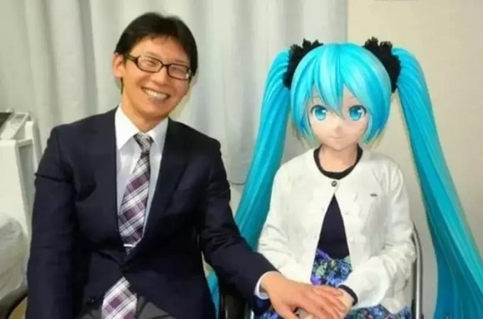 Akihiko Kondo e Hatsune Miko (Foto: @DailyStar)