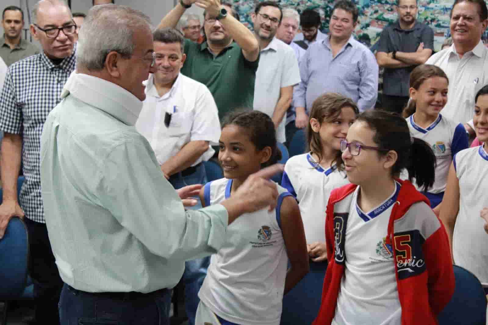 Prefeito foi recebido por servidores e alunos de uma escola da rede municipal - Foto: Divulgação