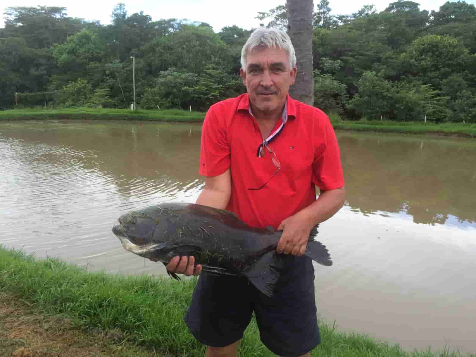 Jorge Luiz Pinto jogou em vários times amadores e um de seus hobbies era pescar -Foto: Álbum de Família