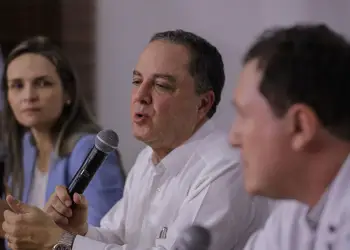 Brasília (DF) 29/09/2023 - A equipe médica que fez a cirurgia de quadril no presidente, Luiz Inácio Lula da Silva, composta pelos médicos Ana Helena Germoglio (e), Roberto Kalil (c), Giancarlo Polesello (d), faz o balanço da cirurgia durante entrevista coletiva.
Foto: Joédson Alves/Agência Brasil