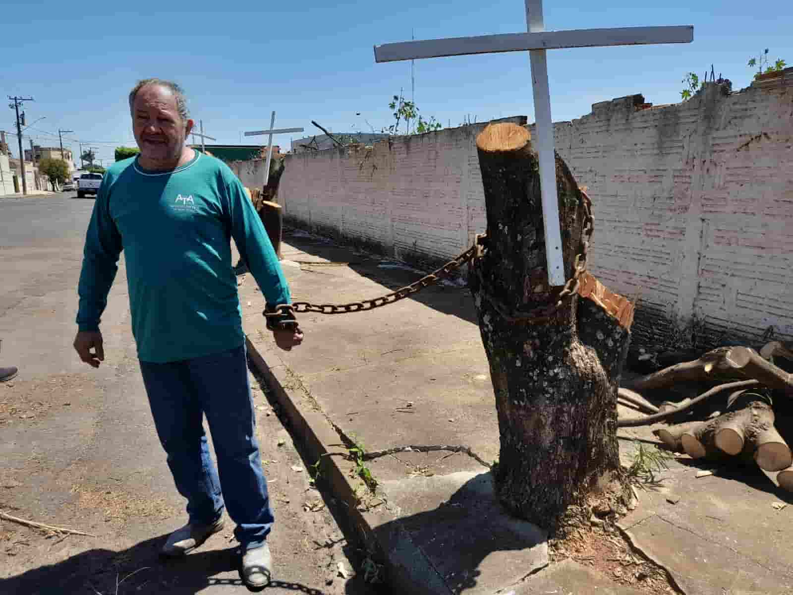 Empresário e ambientalista Marcos Canola protesta contra corte de árvores