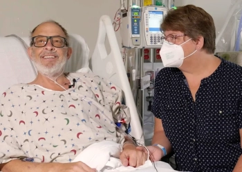 Lawrence Faucette está sentado com a esposa, Ann, no hospital da escola em Baltimore, Maryland, em setembro de 2023, antes de receber um transplante de coração de porco. (Foto: Deborah Kotz/Escola de Medicina da Universidade de Maryland/AP)