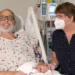 Lawrence Faucette está sentado com a esposa, Ann, no hospital da escola em Baltimore, Maryland, em setembro de 2023, antes de receber um transplante de coração de porco. (Foto: Deborah Kotz/Escola de Medicina da Universidade de Maryland/AP)