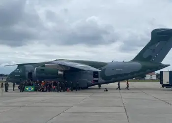 A aeronave KC-390 pousou às 10h48 deste sábado, 21 de outubro, no Aeroporto do Galeão, no Rio de Janeiro - Foto: GovBR