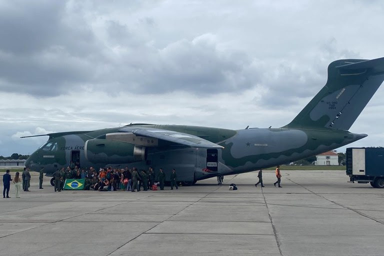 A aeronave KC-390 pousou às 10h48 deste sábado, 21 de outubro, no Aeroporto do Galeão, no Rio de Janeiro - Foto: GovBR