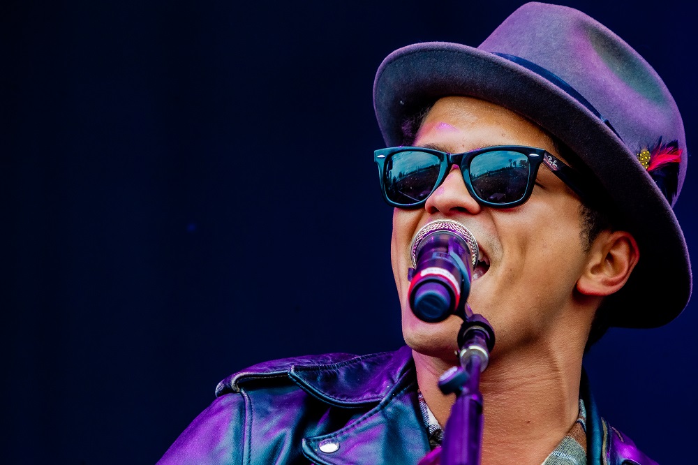 Bruno Mars se apresentando no Rock Werchter festival de música — Foto de benhoudijk