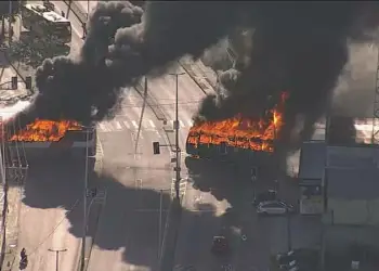 Ônibus são incendiados após morte de miliciano no Rio de Janeiro. — Foto: GloboNews/Reprodução