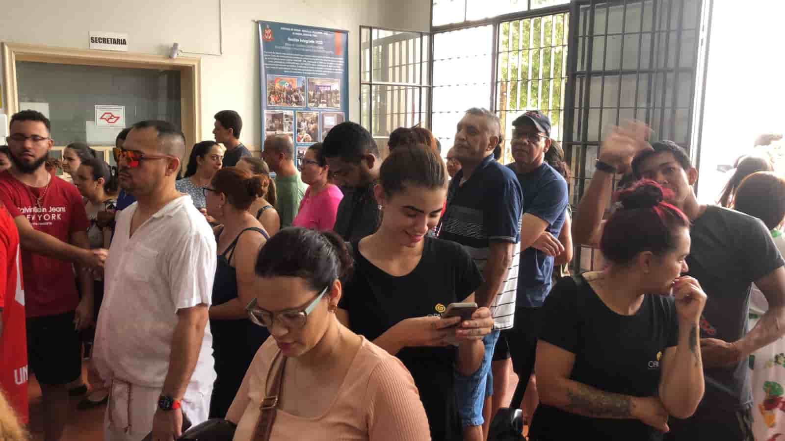 Eleitores aguardam para votar, neste domingo - Foto: Lula/Cultura FM