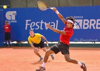 Luís Britto (de vermelho) obteve mais 16 pontos no  ranking da ATP