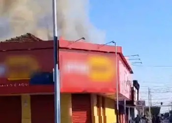 é possível ver ao fundo a fumaça do prédio que abrigava a relojoaria na avenida Rio Branco