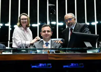 Paim (dir) e Rodrigo Pacheco, com a autora do projeto, Maria do Rosário, quando da aprovação no Senado - Foto: Agência Senado