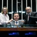 Paim (dir) e Rodrigo Pacheco, com a autora do projeto, Maria do Rosário, quando da aprovação no Senado - Foto: Agência Senado