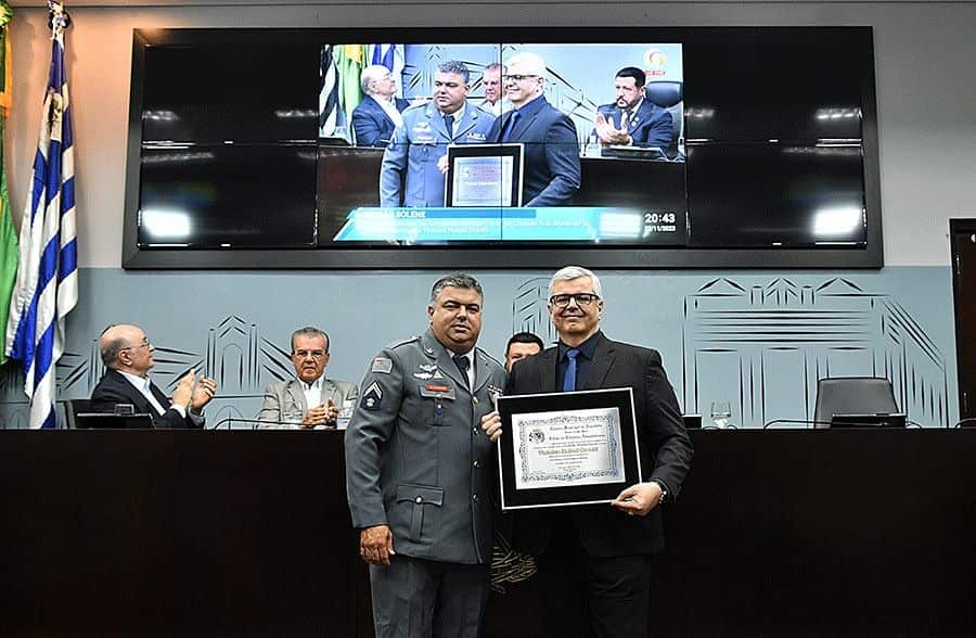 O autor da honraria, vereador Nelsinho Bombeiro, ao lado do homenageado - Foto: Angelo Cardoso/Câmara Municipal de Araçatuba