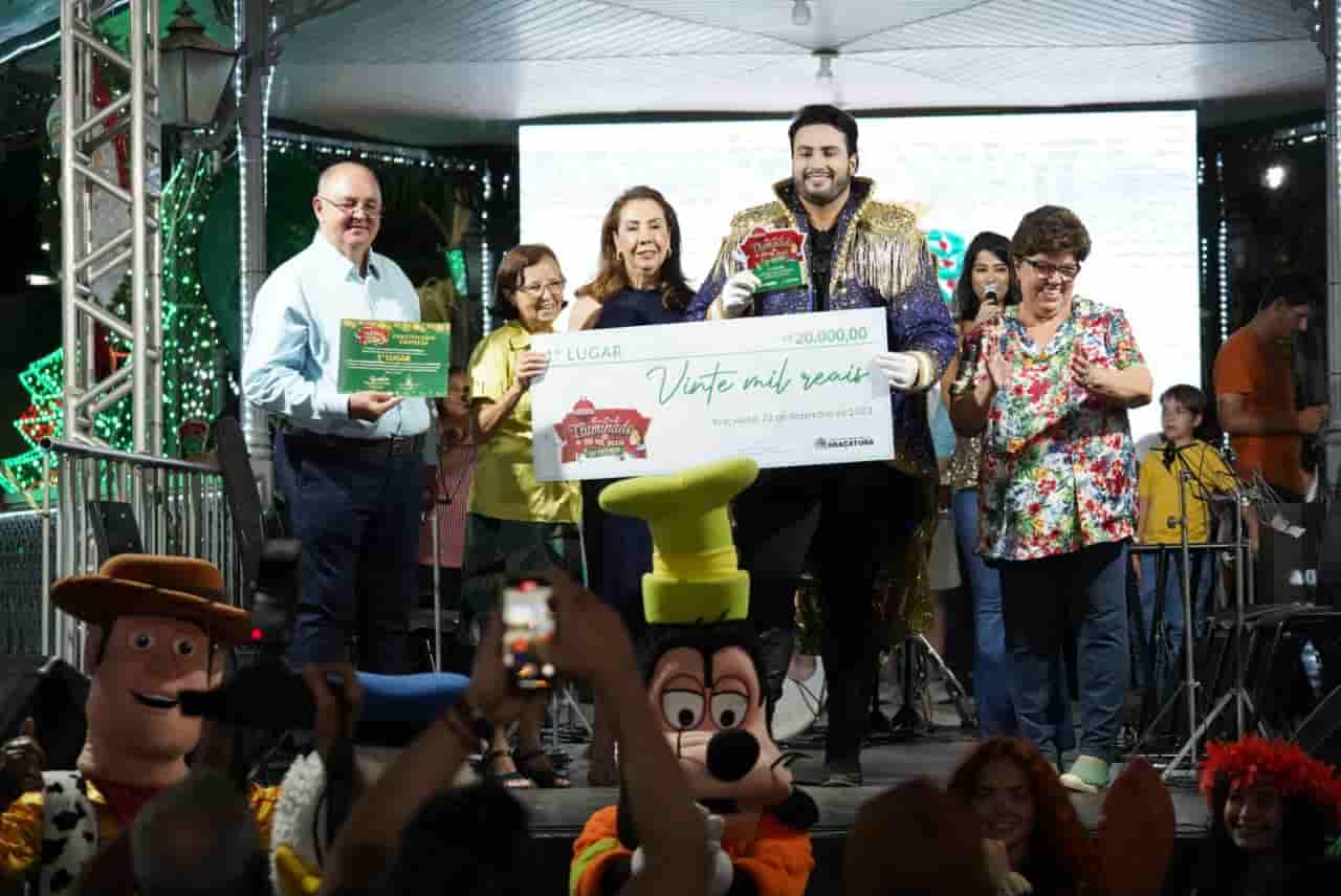 O coordenador do Atamor, Ícaro Morales, recebe o prêmio de R$ 20 mil - Foto: Divulgação