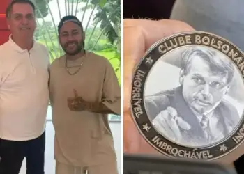 bolsonaro e neymar com medalha